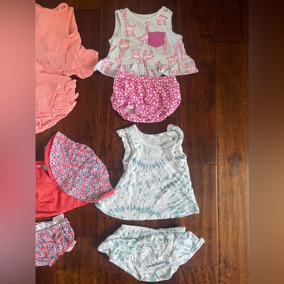 Excellent condition! Lot of 6 baby girl 6-9 month two piece outfits. - Picture 4 of 4